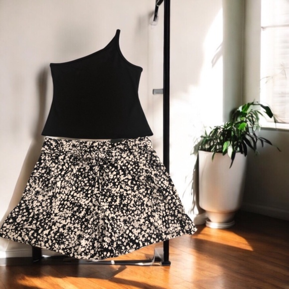 WHBM MJ Shorts - Picture 4 of 9